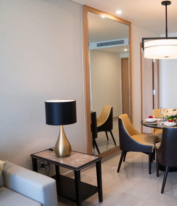 Interior moderno de un apartamento modelo con comedor y sala de estar, representando los proyectos de construcción y remodelación que puedes equipar con los productos de nuestra ferretería